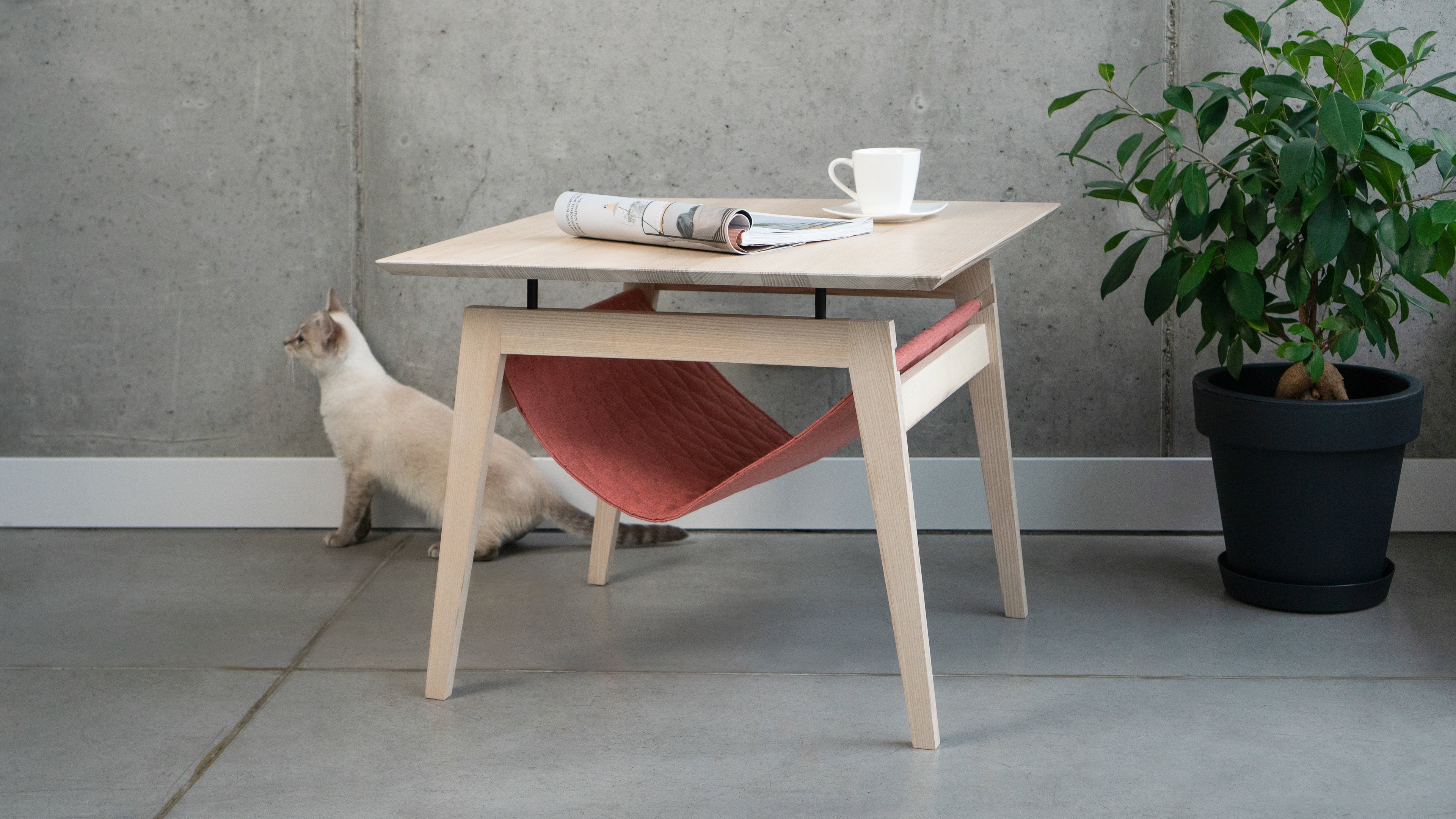 Kikko Katzentisch von LABBVENN in Himbeere – Couchtisch aus Eschenholz mit Katzen-Hängematte, 60x60x50 cm