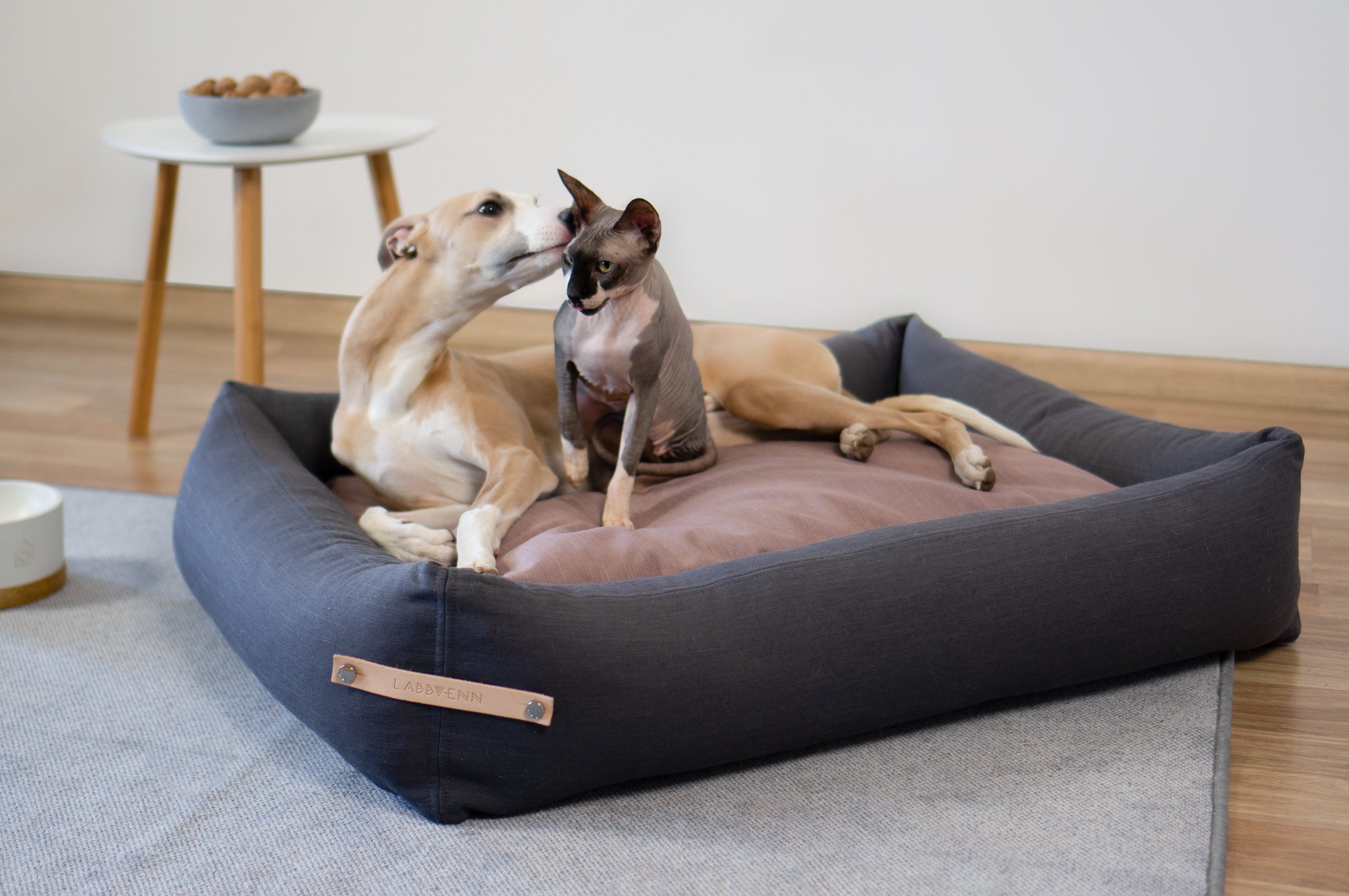 Stokke Katzenbett von LABBVENN in Grau/Rosa – auch für Hunde geeignet 